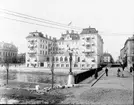 Grand Hotell vackert belägen vid Gavleån

Blev färdigt till den stora utställningen 1901. Det var ett av landsortens största hotell med 60 enkelrum och sviter, 2 matsalar, stort musikkafé med terrass, ett mindre kafé och festvåning.