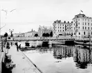 Centralbron, en träbro på järnstomme i två spann invigdes 1901 som förband Norra och Södra Centralgatan.

I Gavleån ligger en ångbåt och andra småbåtar.
Parkbänkar vid kajkanten där trälådor och mjölkkruka väntar på transport