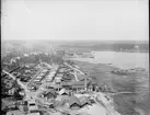 Sandvikens Jernverks AB. Sågbacken
Företaget grundades  i Sandviken av Göran Fredrik Göransson år 1862,
och hette då Högbo Stål & Jernwerks AB.
Tillverkning av Band, tråd och sömlösa rör blev stora produkter. Även produktion av färdiga produkter - manufakturtillverkning, kom tidigt i gång.
År 1920 anskaffades den första elektrostålugnen till Sandviken. Bilden är tagen från den 60 meter höga skorstenen.