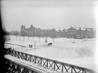 VINTERVY. Hamnkanalen grävdes på 1870-talet mellan Hamntorget och järrnvägen. Vid torget byggdes  en brygga där man sålde fisk. Torget kom därför också att kallas Fisktorget. På Hamntorget såldes annars livsmedel, kreatur, hantverk, trädgårdsprodukter, ved m m. Kanalen lades igen på 1950-talet när järnvägen behövde bygga fler spår. I fonden Isaac Westergren & Co:s magasin. (Bilden fanns med på utställningen år 2000).