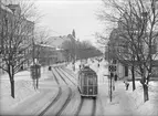 Spårvagnstrafik på Nygatan. Spårvagn som ska till Brynäs har just passerat över Stora Esplanadgatan. Carl Larssons atelje syns i bakgrunden.