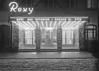 Biografen Roxy. Invigningsdagen år 1935 av biografen på Drottninggatan 14. Som första film lockar man med tecknat, Max Fleischers 