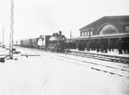 Ostkustbanans öppnande. Södra stationen byggdes 1926 för Ostkustbanan och Uppslalabanan med huvudentrén vänd mot Brunnsgatan.