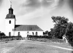 Årsunda kyrka  med  gravfält. En av Gästriklands bäst bevarade medeltidskyrkor med anor från 1200-talet. Den har byggts ut flera gånger senast i mitten av 1700-talet. En runsten från vikingatiden finns bevarad i tornkammaren