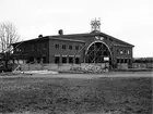 Södra stationen byggdes 1926 för Ostkustbanan och
Uppslalabanan med huvudentrén vänd mot Brunnsgatan.
Gunnar Wetterling ritade stationen, som byggdes i tegel och betraktas som en av Sveriges främsta 20-talsklassicistiska byggnader. J. A Lundborg, Byggnadskonstruktör