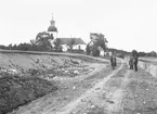 Årsunda kyrka  med  gravfält. Gravfältet är landskapets största från yngre järnåldern. En av Gästriklands bäst bevarade medeltidskyrkor med anor från 1200-talet. Den har byggts ut flera gånger senast i mitten av 1700-talet. Utgrävningar i Årsunda