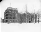 Hellbergska magasinet, Holmia. Byggdes 1893. Magasinet användes som kontor och magasin av Hellberg, vars rörelse sammanslogs 1909 med Carl Fredrik Engwalls grossiströrelse. På 1930-talet byggdes de om.