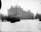 Hellbergska magasinet, Holmia
Byggdes 1893.
Magasinet användes som kontor och magasin av Hellberg, vars rörelse sammanslogs 1909 med Carl Fredrik Engwalls grossiströrelse.