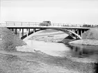 Företaget grundades 1914, kontoret beläget på Bergsgatan 86
Entreprenör: Byggnads AB Konstruktör
Bil på landsvägsbro.
Bilen (Buick) finns med på CL 001374- 001375