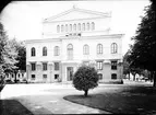 Gefle Teater.
I norra änden av Rådhusesplanaden. Invigdes 1878.
Axel Fredrik Nyström ritade och byggmästaren J. F. Lindeberg uppförde teaterbyggnaden, en av landsortens största och mest påkostade.
Fotot är taget från Hantverkargatan och visar baksidan av teatern innan tillbyggnaden av Folkteatern 1983.