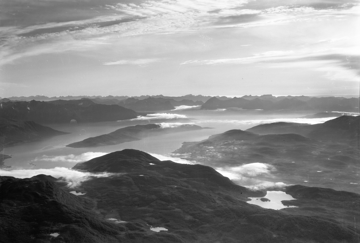 Flyfoto av fjell i Kvæfjord. Kveøya midt i bildet.