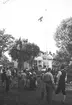 I.O.G.T:s sommarhem Lindesberg på Norrlandet, Gävle. Invigning den 30 juni 1940. Ägt av G.G.I.K. Godtemplarordens flagga är hissad. En mötesplats för ungdomar under krigsåren då Sverige var stängt. Det var fester, lekar, bad och dans på bryggan. Lindesberg låg vid viken mellan Frivy, Lervik och Kullsand. Revs när hamnen byggdes ut. Den som nu minns med glädje och tacksamhet dessa tider är nu 84-åriga Karin.