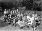 I.O.G.T:s sommarhem Lindesberg på Norrlandet, Gävle. Invigning den 30 juni 1940. Ägt av G.G.I.K. Godtemplarordens flagga är hissad. En mötesplats för ungdomar under krigsåren då Sverige var stängt. Det var fester, lekar, bad och dans på bryggan. Lindesberg låg vid viken mellan Frivy, Lervik och Kullsand. Revs när hamnen byggdes ut. Den som nu minns med glädje och tacksamhet dessa tider är nu 84-åriga Karin.