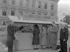 Gävle Stads Sparbank 125 årsjubileum på Rådhustorget. 28 juni 1949.