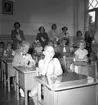 Skolorna börjar, reportage från småskolornas första klass. 24 augusti 1950.