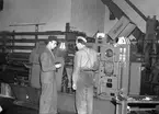 Åshammars bultfabrik. Interiör med arbetare och chef. 3 februari 1951.