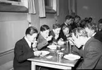 Barn från Kemi, Finland på musikturne. Matrast på Norra skolan. 8 juni 1951.