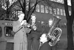 Barn från Kemi, Finland, på musikturne. Matrast på Norra skolan. 8 juni 1951.