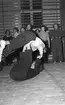 Jiu - Jitsu tränas av kvinnliga bilkåren på Söderskolans
gymnastiksal. 8 oktober 1951.