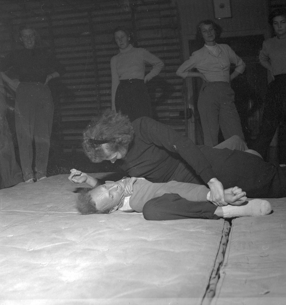 Jiu - Jitsu tränas av kvinnliga bilkåren på Söderskolans
gymnastiksal. 8 oktober 1951.