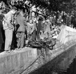 Motorcyklist tappar cykeln i Gavleån. 14 september 1952.