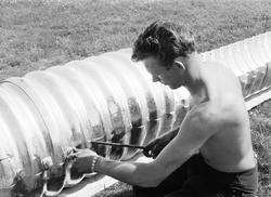 Gävle Galvan, 8 augusti 1958. Montering av galvaniserad vägt