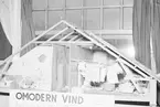 Luftskyddsutställning. Modell av en vind. 