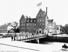 Vy från Norra Strandgatan över Murenska Badhuset. Murenska badet invigdes 1907. Ritat av Ture Stenberg. Centralbron är en träbro på järnstomme i två spann