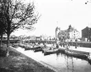 Fiskbryggan vid Lillån. Stadsdelen Öster med Matteuskyrkan i bakgrunden