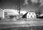 Söderhjelmska gården, omkring 1950-1955. Det nybyggda hyreshuset med balkonger på Övre Bergsgatan, Gävle.