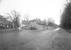 Västra Vägen och Staketgatan. Stadsparken till höger. Se skylten 