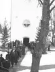 Kontraktsprost Hedberg. Jordfästning i kyrkan. Mars 1944