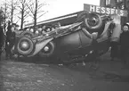 Bilkollision på Bergsgatan. Den 15 April 1944