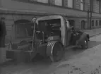 Verkstadsskolan. Vinschbil utanför Grand Hotell. April 1944