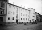 Bostadshus på Kaserngatan 58 i kv Reval. Tvärgatan till höger är Södra Kopparslagargatan. November 1939.