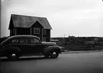 Bil och bostadshus. Ericsson Sigurd, kamrer vid Svenska Handelsbanken. Stockholm. Juni 1939. Bilen en 1939 Dodge.