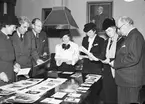 Luciajuryn granskar fotografierna. Den 30 November 1941