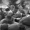 KFUM:s Pojkracertävling. September 1944. Vet ej vilket foto i serien som texten tillhör: Bo Strömberg, Sandviken: Mannen överst till höger är Bert Strömberg f 1917 död 1983. Denna lådbil fanns till mitten av 50-talet på 4:e Tvärgatan och användes av oss barn som leksak. Bil nr 22 Lindberg