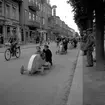 KFUM:s Pojkracertävling. September 1944. Vet ej vilket foto i serien som texten tillhör: Bo Strömberg, Sandviken: Mannen överst till höger är Bert Strömberg f 1917 död 1983. Denna lådbil fanns till mitten av 50-talet på 4:e Tvärgatan och användes av oss barn som leksak. Bil nr 7 Coryfin / Pix AB