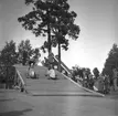 KFUM:s Pojkracertävling. September 1944. Vet ej vilket foto i serien som texten tillhör: Bo Strömberg, Sandviken: Mannen överst till höger är Bert Strömberg f 1917 död 1983. Denna lådbil fanns till mitten av 50-talet på 4:e Tvärgatan och användes av oss barn som leksak. Bil nr 32 Stereo-Radio / god service. Bil nr 34 Florodol / den svenska familjetvålen