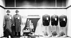Herrklädesaffären Carl A. Ohlsons skyltfönster. Den 16 oktober 1942