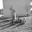 År 1957. Staty. Lekplats.