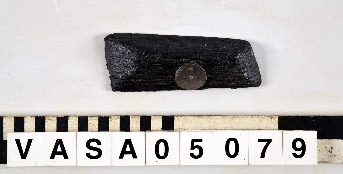 Dekorativt romboidformad ornament med elongerad pyramidformad dekoration. Platt topp. Konvex baksida. Konstant tjocklek oavsett baksidans vinkel. Kraftigt vittrade ytor, hörn, och sidor.