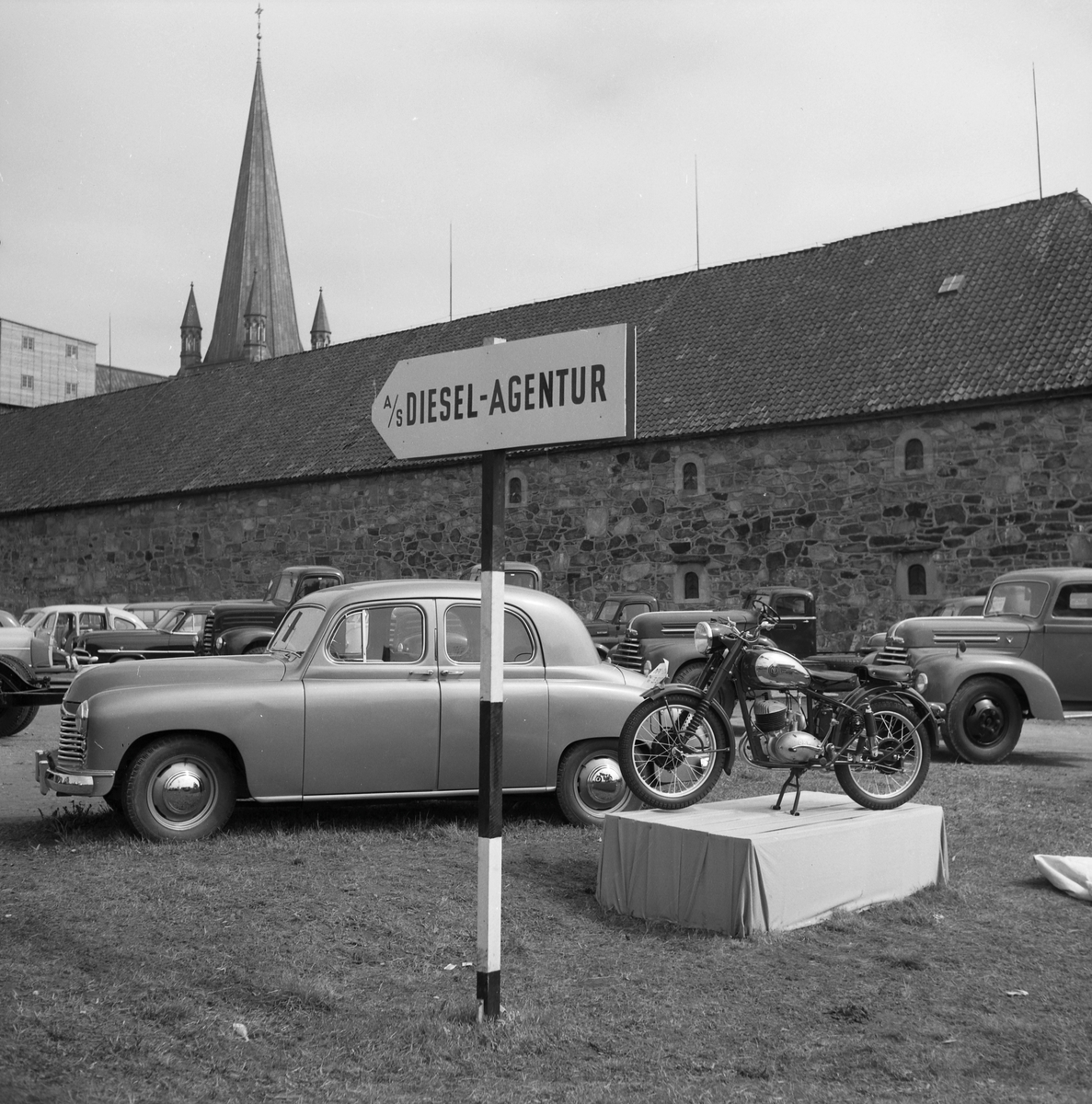 Bilutstillingen på ytre Kongsgård 1953. A/S Diesel-Agentur