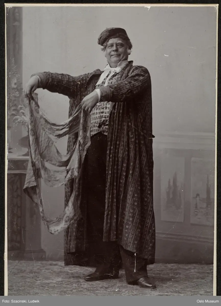portrett, mann, skuespiller, rollebilde, Tanne i "Hun skal debutere" på Christiania Theater, stående helfigur, kostyme