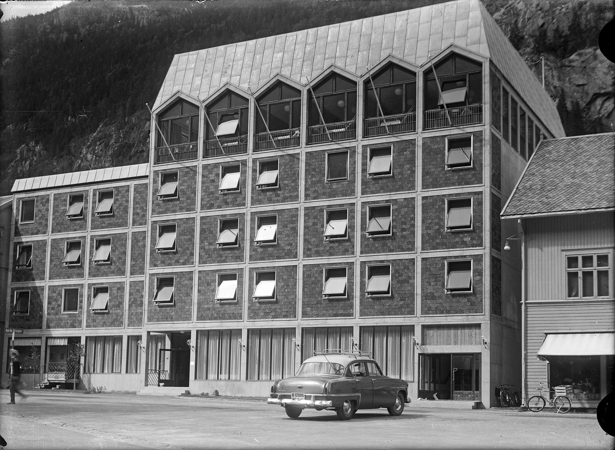 Grand Hotell på Rjukan. Drosje parkert i forgrunnen.