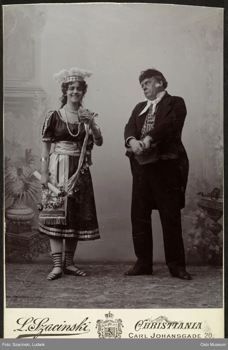 dobbeltportrett, kvinne, mann, skuespillere, rollebilde, Athanasia og Tanne i "Hun skal debutere" på Christiania Theater, stående helfigur, kostymer