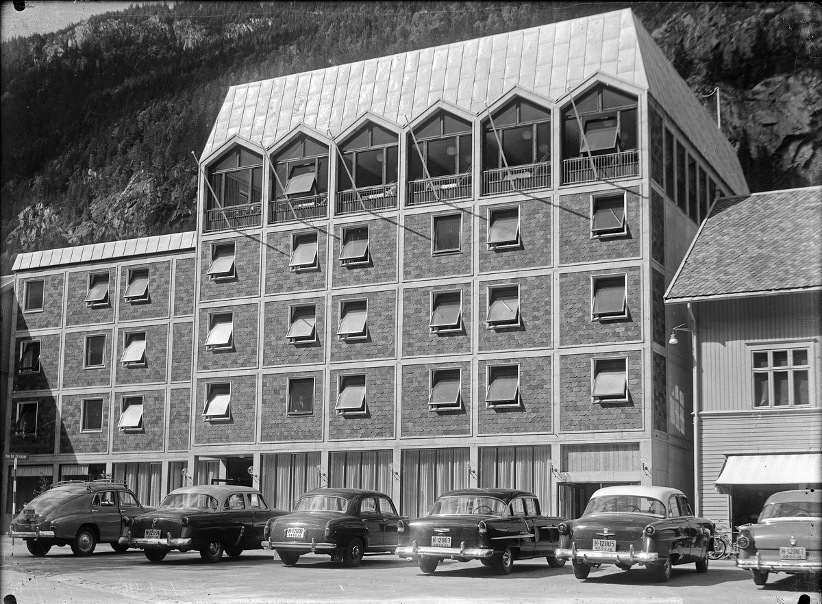 Grand Hotell på Rjukan. Drosjer parkert i forgrunnen.