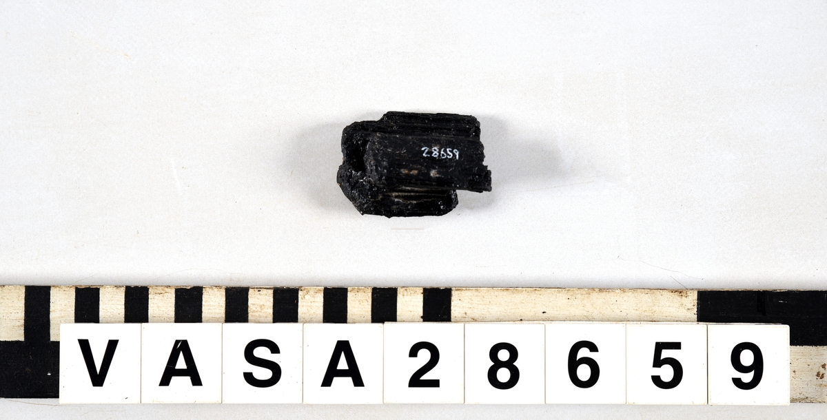 Liten fragment. Två avbrutna plugghål.