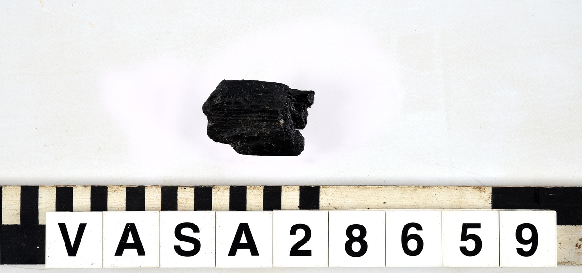 Liten fragment. Två avbrutna plugghål.
